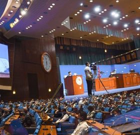 कर्मचारीको भत्ता काट्दा किन काटिएन राष्ट्रपतिदेखि सांसदसम्मको सुविधा ?