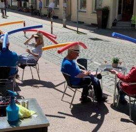 सामाजिक दूरी कायम गर्ने अनौठो तरिका !