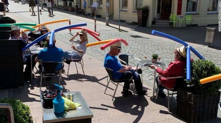 सामाजिक दूरी कायम गर्ने अनौठो तरिका !