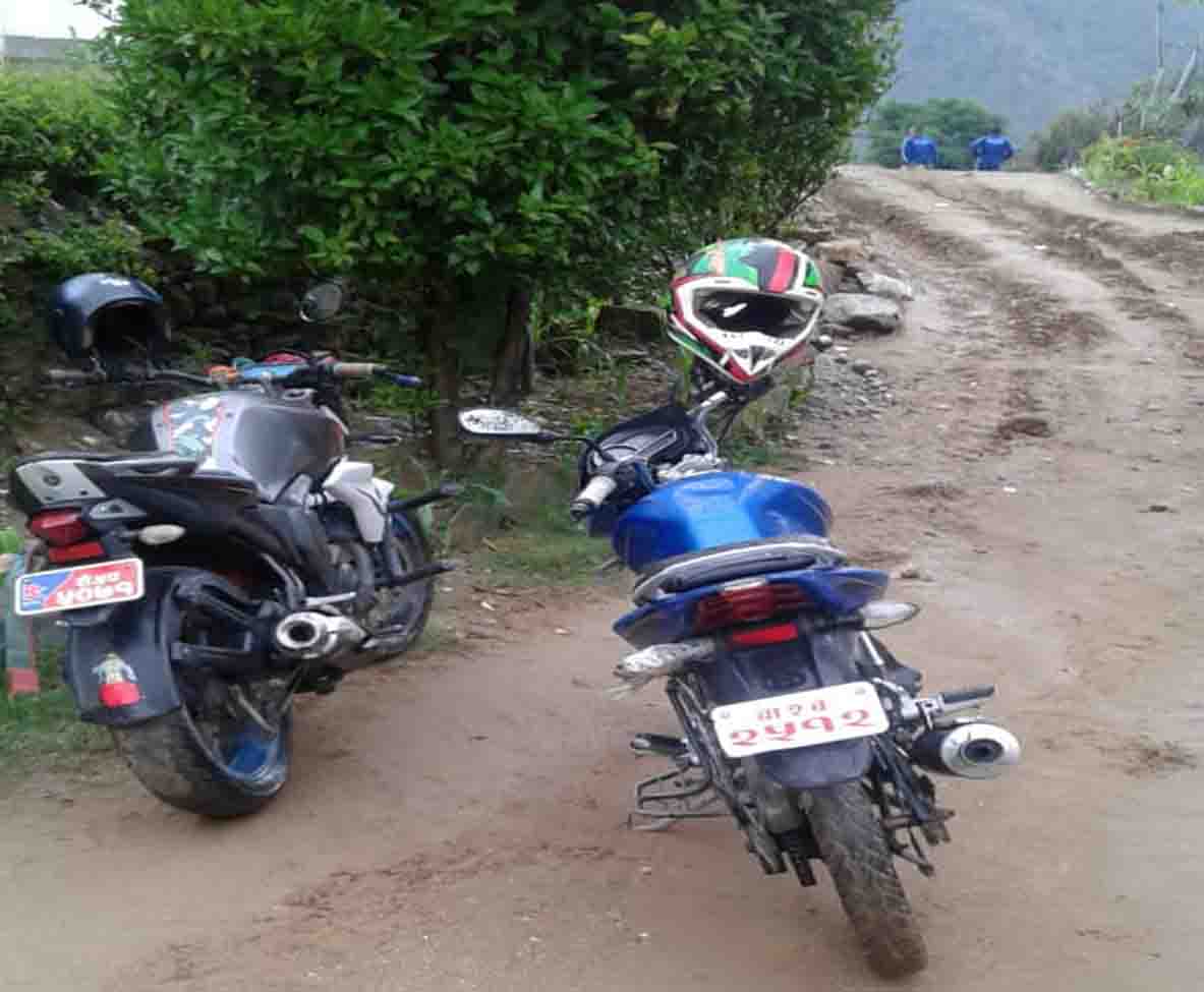 बाजुरा:  बडिमालिका नगरपालिका ८ काे माेटरसाइकल सहित २ जना प्रहरीकाे नियन्त्रणमा