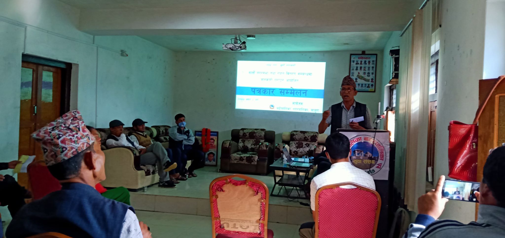 राहत बितरणमा नियत र निती बिपरीत गरेको भए सामुहिक आत्मदाह गर्न तयार छौ नगरप्रमुख बडुवाल