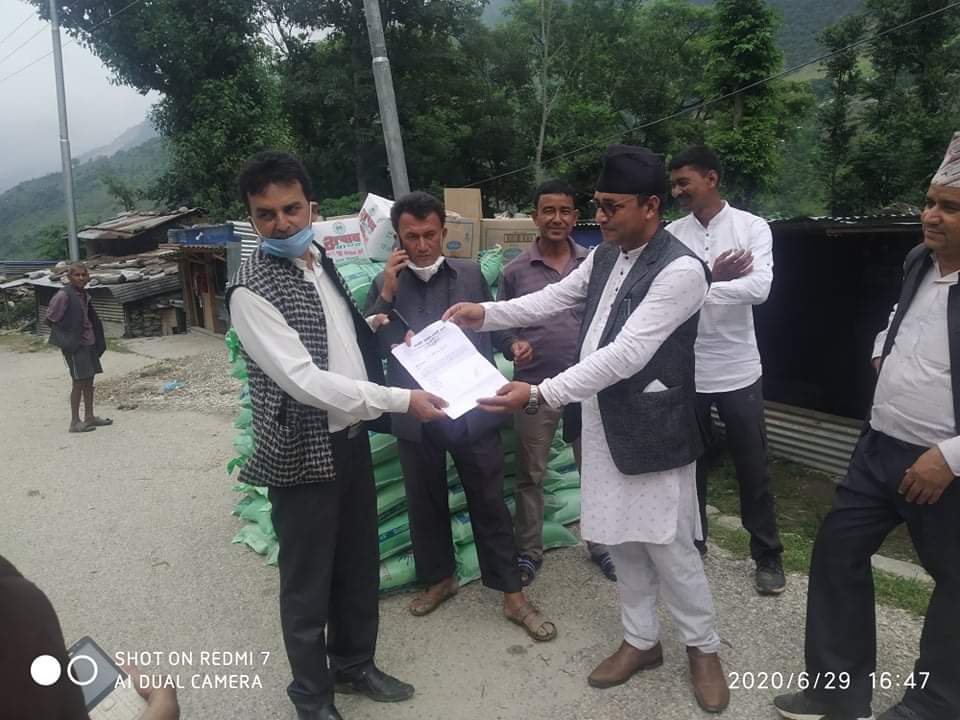 मानबिय सेवामा अनेकौं प्रयास संस्थाद्धारा बुढीगंगा नगरपालिकालाई खाद्यान्न सहयोग