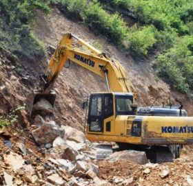 बझाङमा डोजरले सडक खनेर श्रमिकका नाममा बिलः एकवर्षे बालकलाई काम लगाएर १७ हजार भुक्तानी !