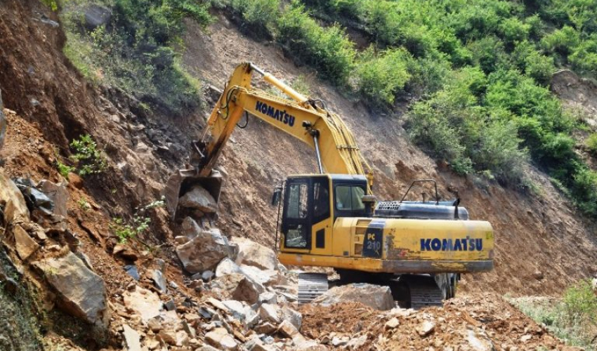 बझाङमा डोजरले सडक खनेर श्रमिकका नाममा बिलः एकवर्षे बालकलाई काम लगाएर १७ हजार भुक्तानी !