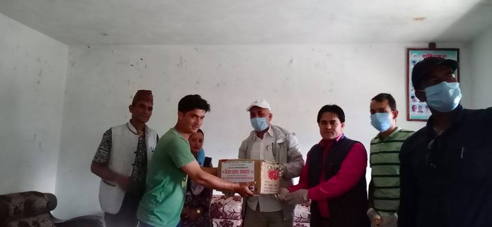 नेपाली कांग्रेसका सभापती पण्डित र  महाधिवेसन प्रतिनिधि   सिंहकाे पहलमा बाजुराका पत्रकार स्वास्थ्य कर्मीलाइ स्वास्थ्य साम्रगी सहयाेग