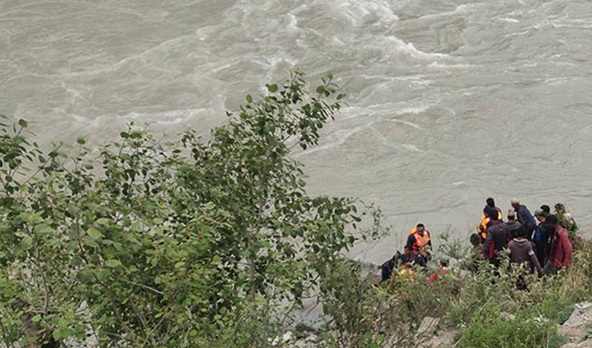 करिब ५० यात्रु बोकेर क्वारेन्टाइन हिँडेको टिपर कर्णालीमा खस्यो