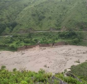 हिजाे  राती परेकाे अबिरल बर्षासंगै बुढिगंगा नदिले आसपासका जग्गा  कटान गर्याे