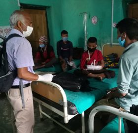 डाक्टर गोबिन्द केसी जिल्ला अस्पताल बाजुरामा बिरामीकाे उपचार गर्दै