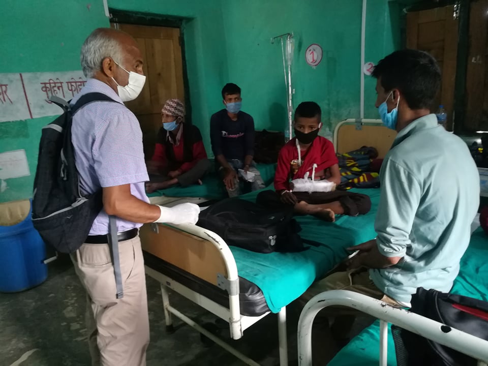 डाक्टर गोबिन्द केसी जिल्ला अस्पताल बाजुरामा बिरामीकाे उपचार गर्दै