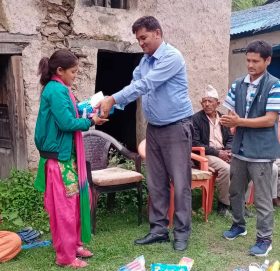 खप्तड छेडेदहमा किशोर किशोरीलाई स्वास्थ्य तथा सुरक्षा साम्रागी बितरण