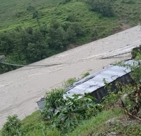 बाजुरामा झोलुंगे पुल माथि पानि, आवतजावतमा बन्द (फाेटाे फिचर)