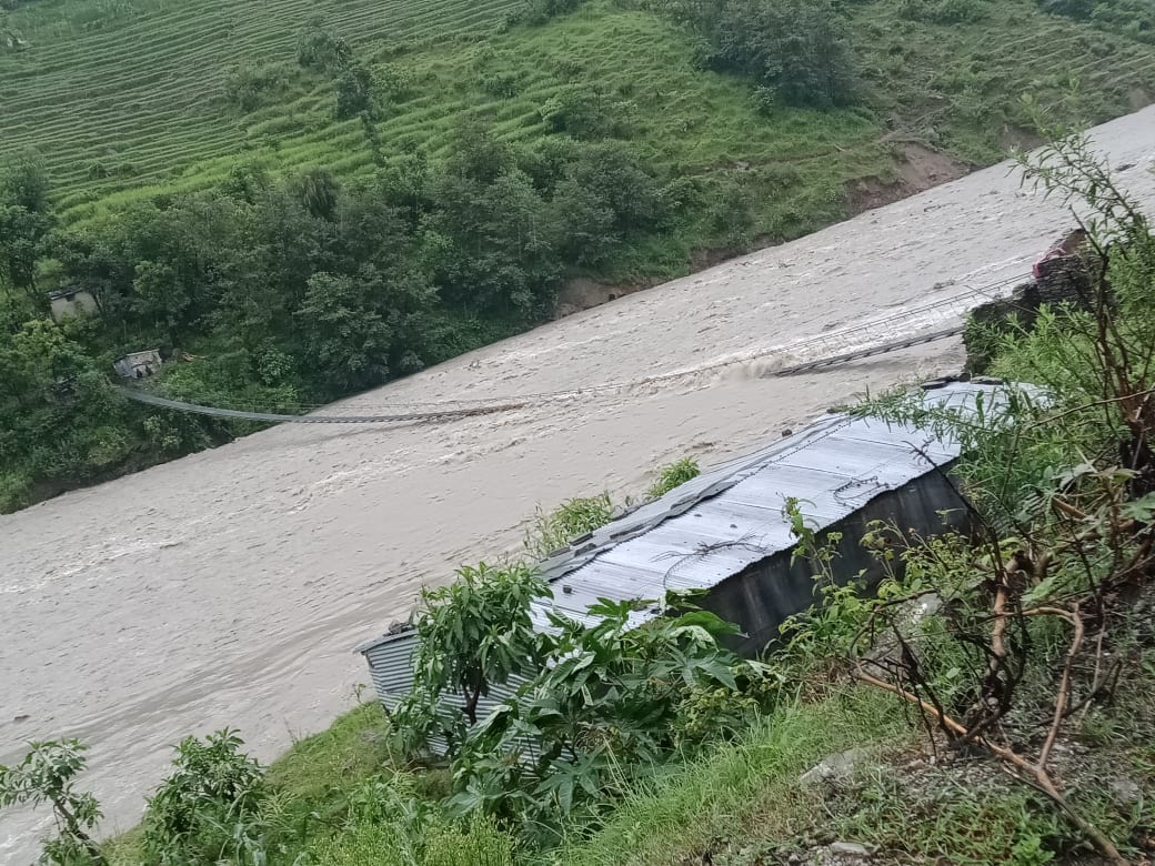 बाजुरामा झोलुंगे पुल माथि पानि, आवतजावतमा बन्द (फाेटाे फिचर)