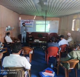 महिला स्वास्थ्य स्वंयसेविकाहरुलाई मास्कतथा स्यानिटाईजर सहयोग