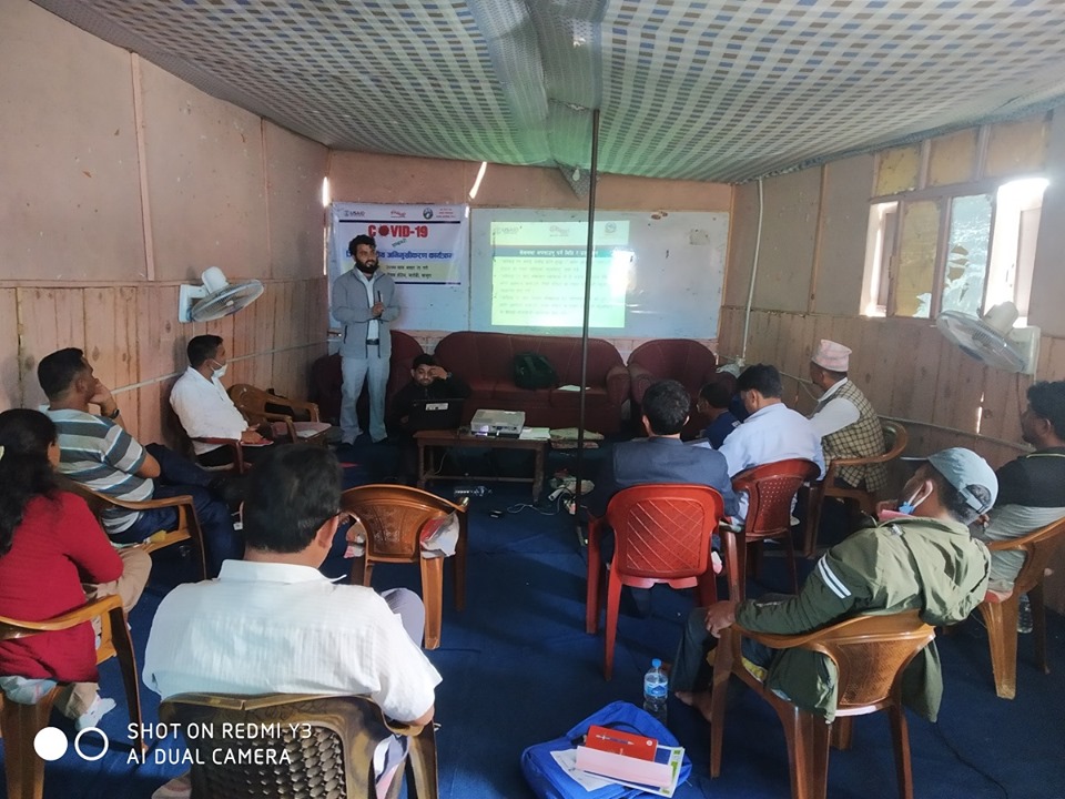 महिला स्वास्थ्य स्वंयसेविकाहरुलाई मास्कतथा स्यानिटाईजर सहयोग