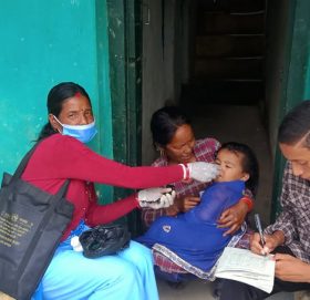 बाजुरामा पनी बालबालिकालाई भिटामिन ‘ए’ र जुकाको औषधि खुवाइँदै