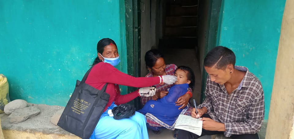 बाजुरामा पनी बालबालिकालाई भिटामिन ‘ए’ र जुकाको औषधि खुवाइँदै