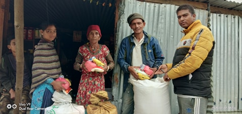 नेपाली काँग्रेश महाधिबेसन प्रतिनिधि सिहको पहलमा राहत बितरण