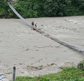 ताप्रीसेरा झोलुंगे पुल माथि पानि, आवतजावतमा जोखिम