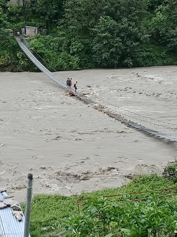 ताप्रीसेरा झोलुंगे पुल माथि पानि, आवतजावतमा जोखिम