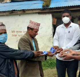 नेपाली काङ्ग्रेस बाजुराले क्वारेन्टाइनमा सिम बितरण
