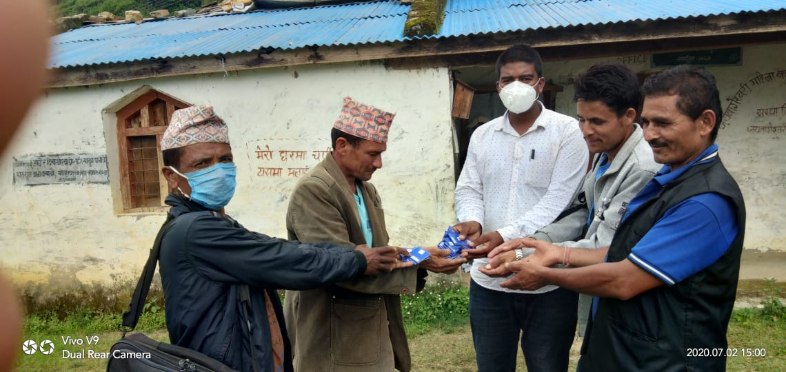 नेपाली काङ्ग्रेस बाजुराले क्वारेन्टाइनमा सिम बितरण
