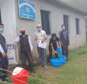 बाजुराका १ सय ३९  विद्यालयमा अध्यायनरत बिद्यार्थीकाे घरमा खाद्यन्न बितरण