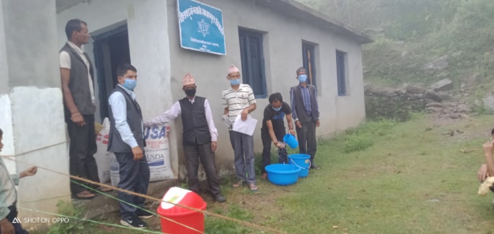 बाजुराका १ सय ३९  विद्यालयमा अध्यायनरत बिद्यार्थीकाे घरमा खाद्यन्न बितरण