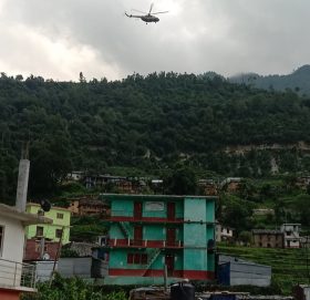 चट्याङ लागेर गम्भीर घाइते बाेहराको २ दिन पछी हेलिकप्टरमार्फत उद्दार