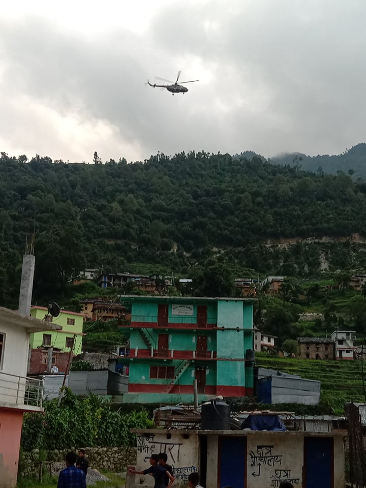 चट्याङ लागेर गम्भीर घाइते बाेहराको २ दिन पछी हेलिकप्टरमार्फत उद्दार
