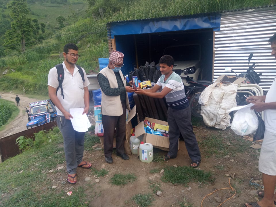 सेतो गुराँस बालविकास केन्द्र बाजुराद्धारा स्वास्थ्य तथा सरसफाई सामाग्री सहयोग