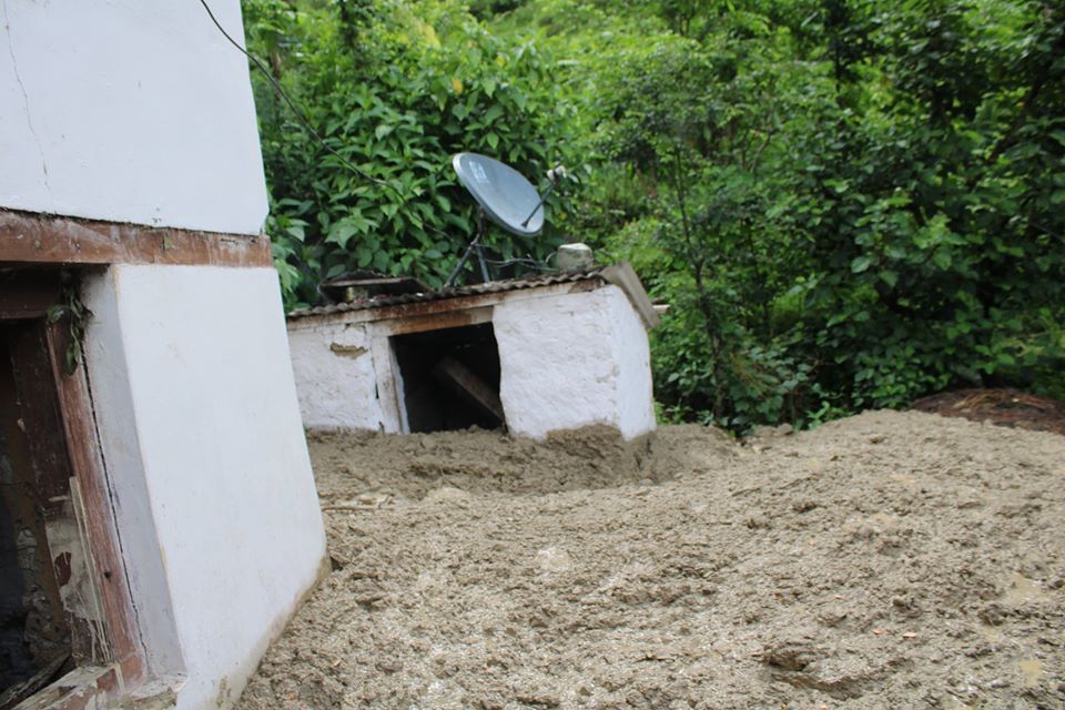 पहिरोका कारण बाजुरा बुढिगंगा नगरपालिका २ बजेडीकाे बस्ती नै बिस्तापित
