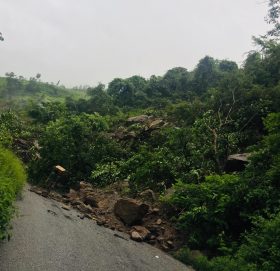 साँफे मार्तडी सडकको बार्जुगाड नजिकै भिषण पहिरो, यातायात अबरुद्ध