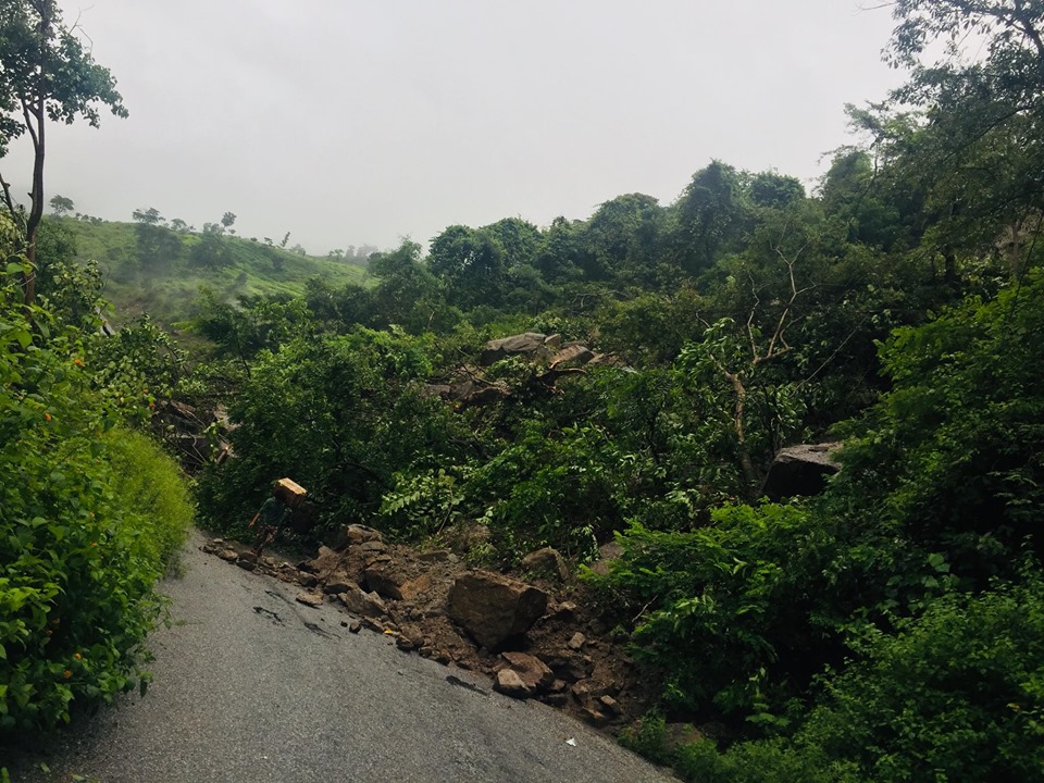 साँफे मार्तडी सडकको बार्जुगाड नजिकै भिषण पहिरो, यातायात अबरुद्ध