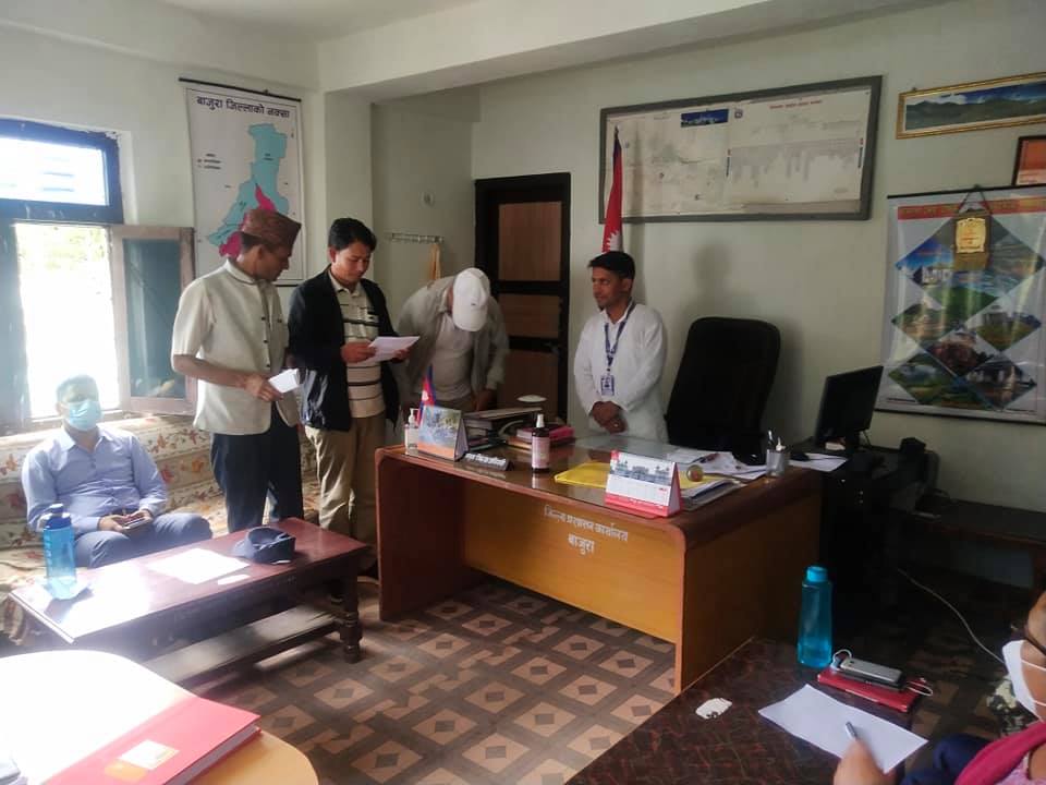 नेपाली काँग्रेस बाजुराले ६ बुदे माग सहित प्रमुख जिल्ला अधिकारी मार्फत प्रधानमन्त्रीलाई ज्ञापनपत्र