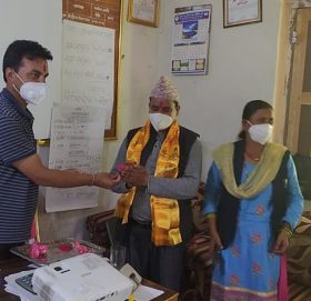 कोरोना जीतेका वडा अध्यक्ष थापालाई नगरपालिकाद्धारा बधाई