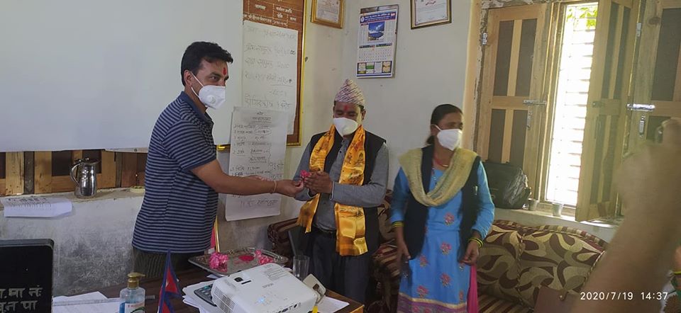 कोरोना जीतेका वडा अध्यक्ष थापालाई नगरपालिकाद्धारा बधाई