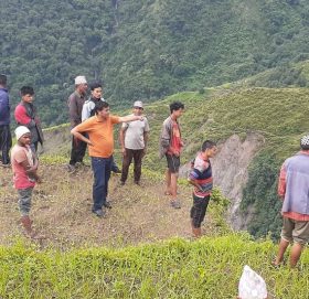 गाँउपालिका अध्यक्ष रावत सहितको टोली बाढिपहिरो क्षेत्रको स्थलगत अनुगमन