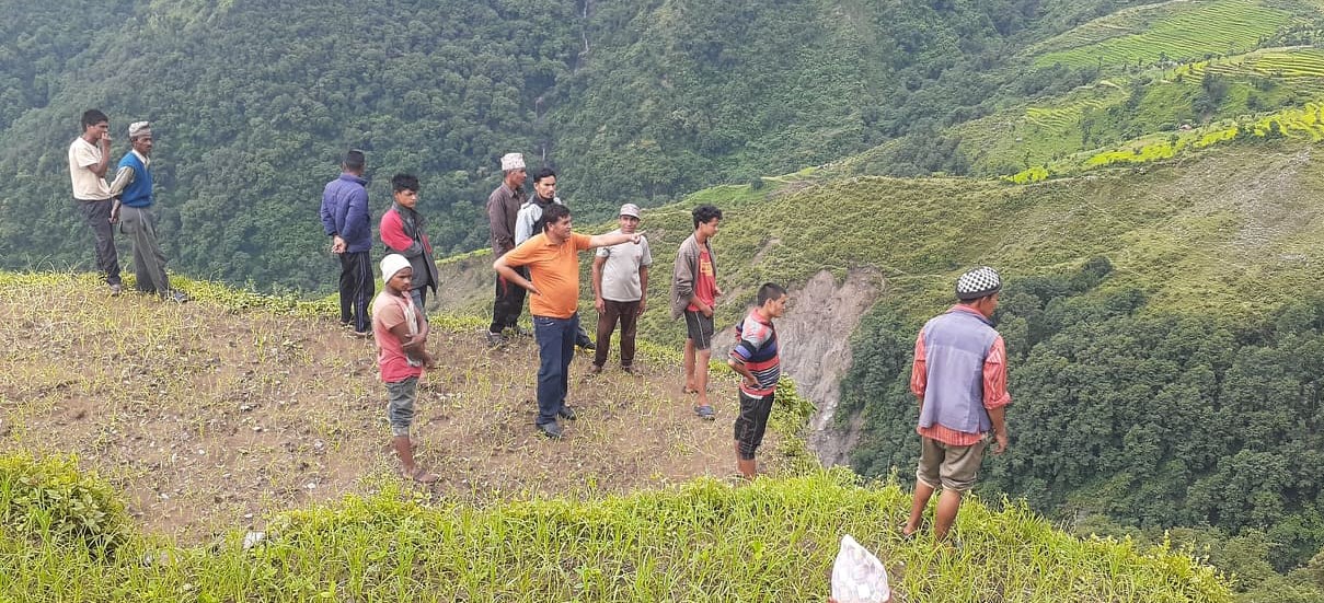 गाँउपालिका अध्यक्ष रावत सहितको टोली बाढिपहिरो क्षेत्रको स्थलगत अनुगमन