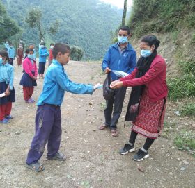 विद्यार्थीहरुलाई स्वास्थ्य सुरक्षा सामग्री वितरण