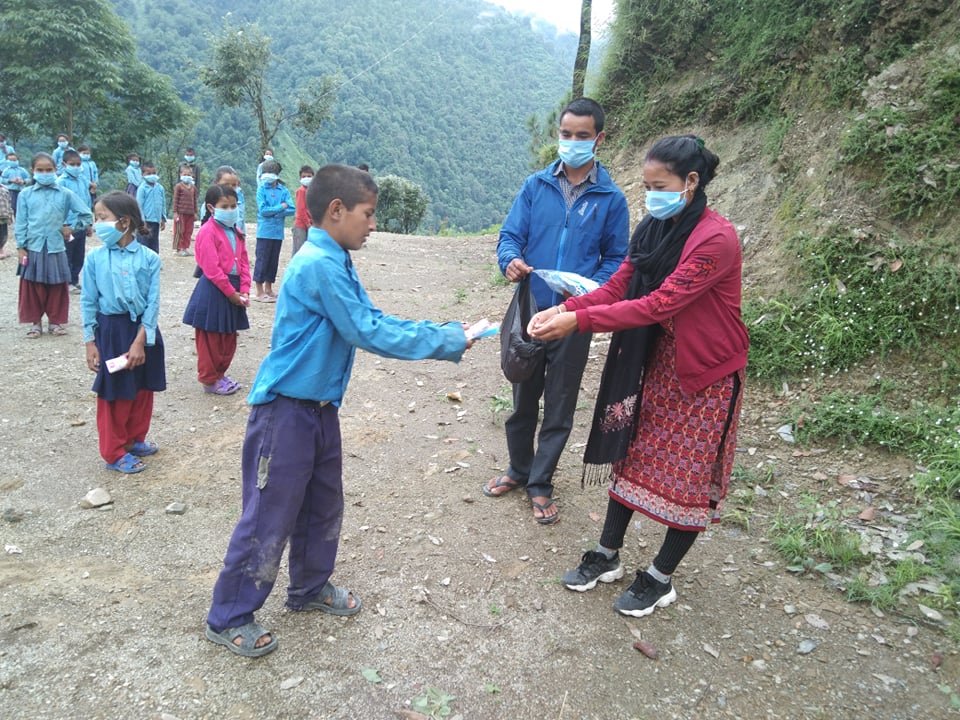 विद्यार्थीहरुलाई स्वास्थ्य सुरक्षा सामग्री वितरण