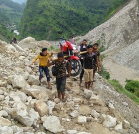 काँधमा बाईक ओसार्दै  साफेँ मार्तडी राजमार्गमा