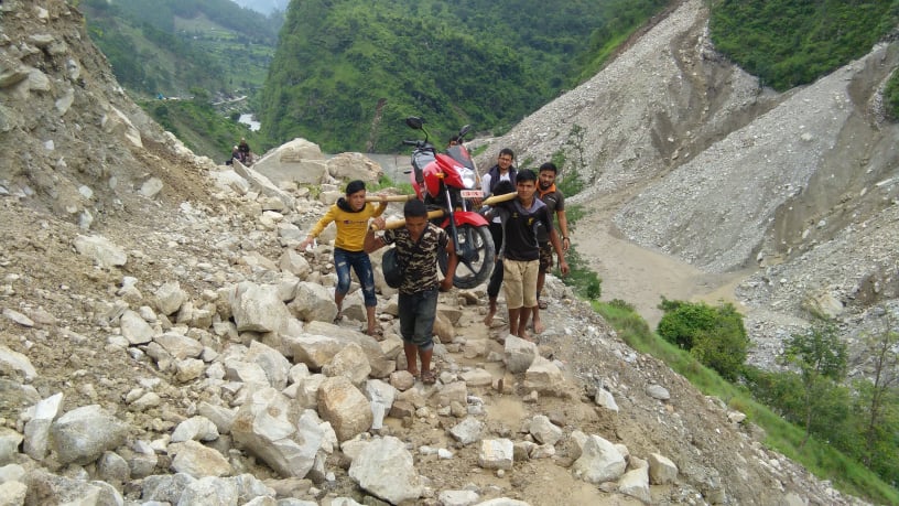 काँधमा बाईक ओसार्दै  साफेँ मार्तडी राजमार्गमा