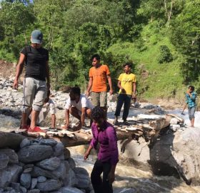 ताँप्राका युवाले निर्माण गरे घट्टे खोलामा काठेपुल