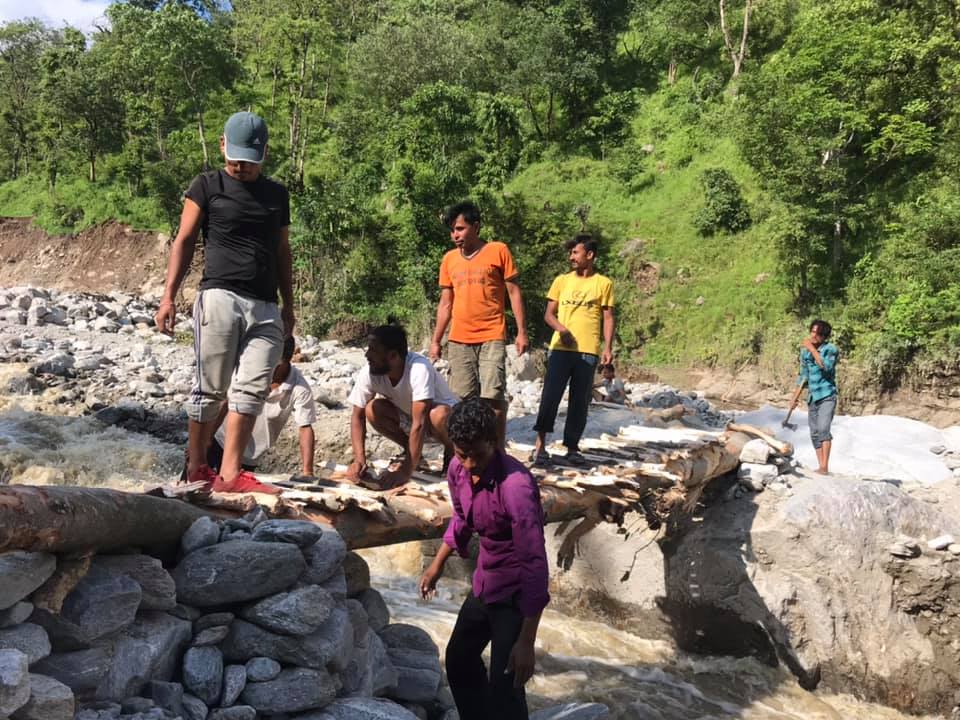 ताँप्राका युवाले निर्माण गरे घट्टे खोलामा काठेपुल