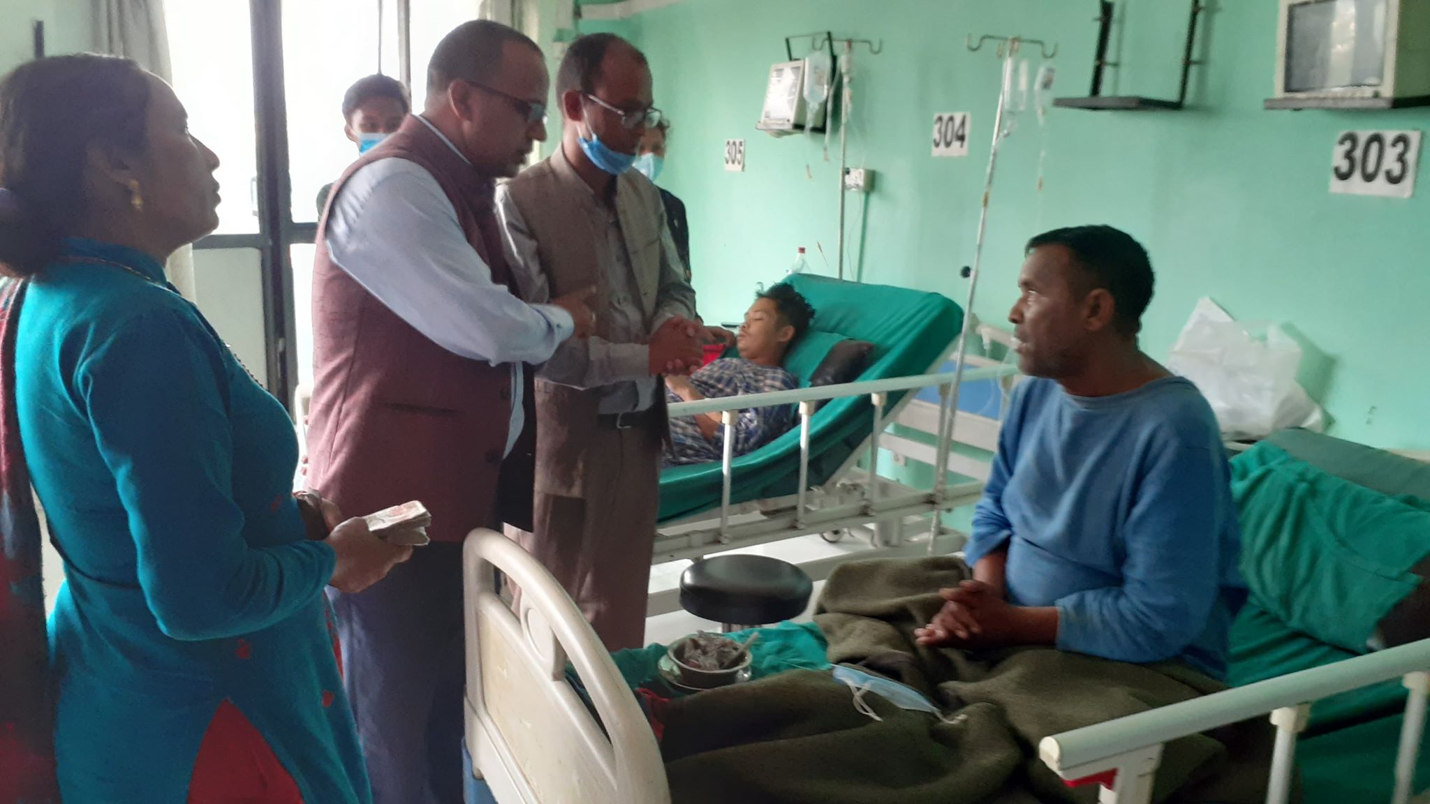 खर्चको अभाबमा तड्पिरहेका रत्न दमाईलाई देश विदेशबाट सहयोग, नेता पाण्डे मार्फत हस्तान्तरण