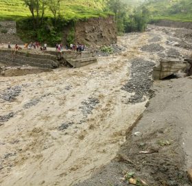 साफे मार्तडी सडकखण्ड अन्तरगत ताप्रीँसेरा पुल यसरी बगायाे हेर्नुहाेस १५ तस्बीर