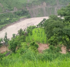 त्रिबेणी नगरपालिका ९ मा पहिराले घर बगायोे गाउँ नै जोेखीममा