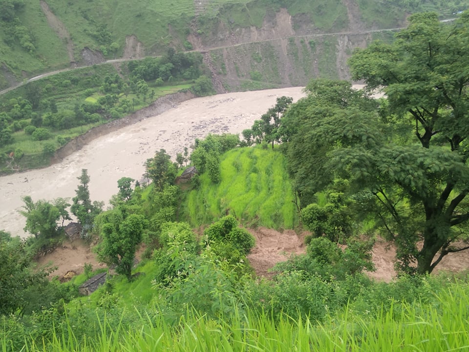 त्रिबेणी नगरपालिका ९ मा पहिराले घर बगायोे गाउँ नै जोेखीममा