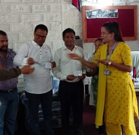 जिल्ला अस्पताल बाजुरामा कार्यरत कर्मचारिको अस्पतालले गर्यो एक मुष्ट  स्वास्थ्य बिमा