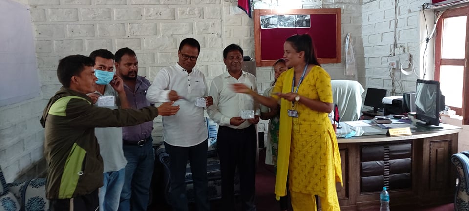 जिल्ला अस्पताल बाजुरामा कार्यरत कर्मचारिको अस्पतालले गर्यो एक मुष्ट  स्वास्थ्य बिमा